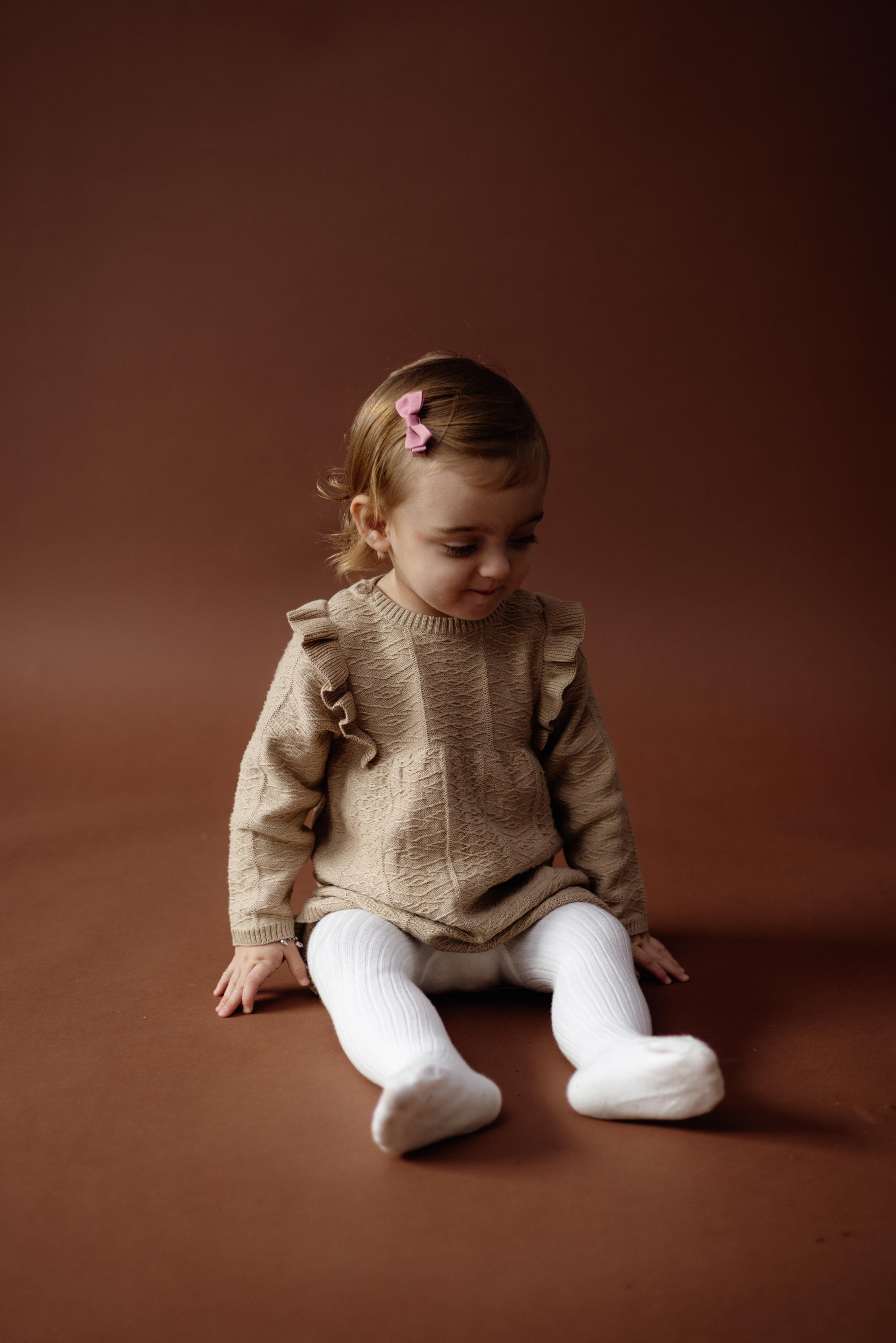 Zandkleurige jurk met ruchekraag | Beige