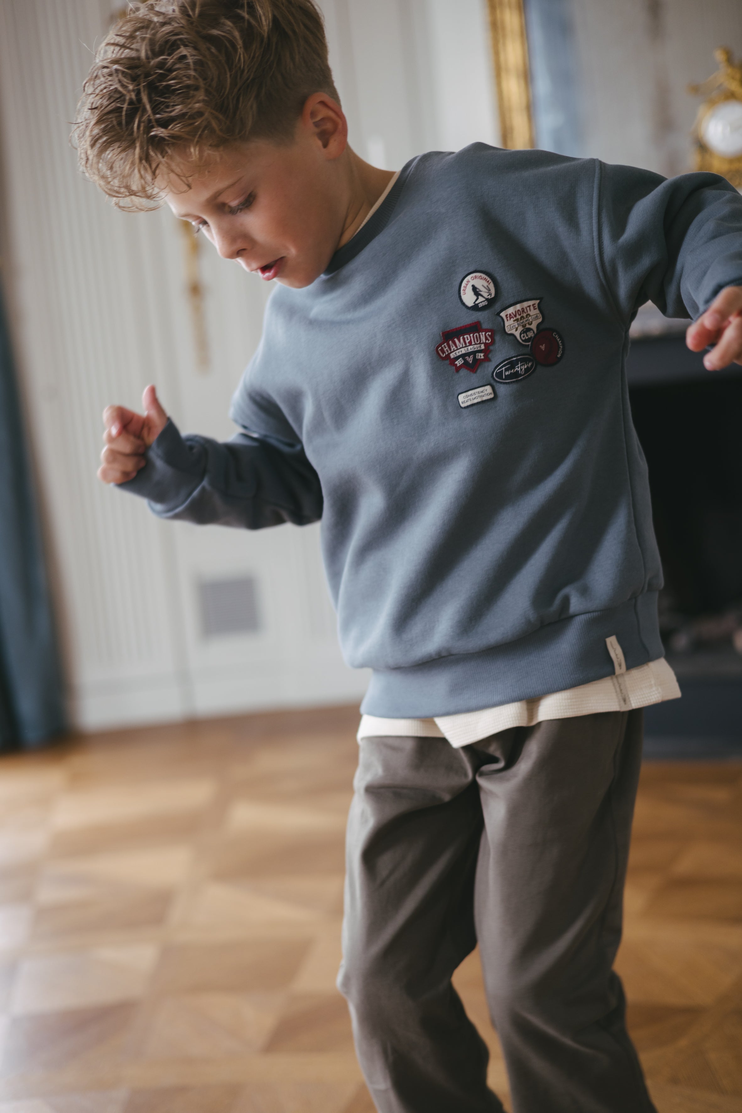 Blauwgrijze sweater met borstprint | Mid Blue