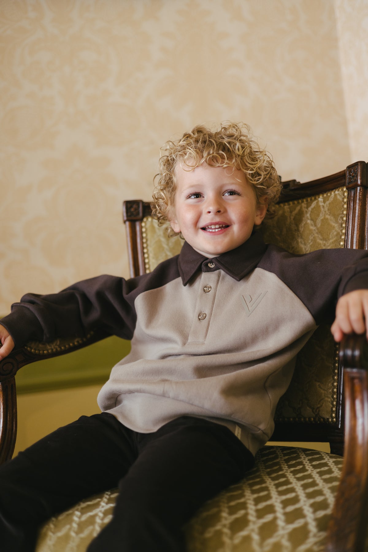 Lichtbeige sweater met bruine raglanmouwen | Greige