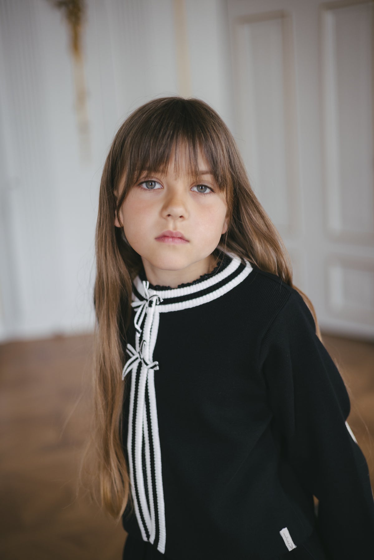Zwart vest met witte bies en strikken | Black