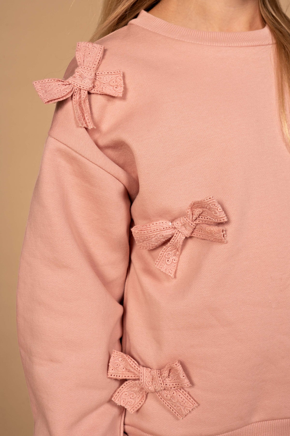 Lichtroze sweater met strikdetails | Old Pink