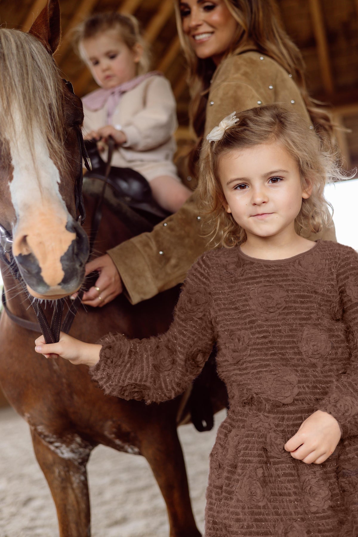 Bruine sweater met reliëfstructuur | Pink purple