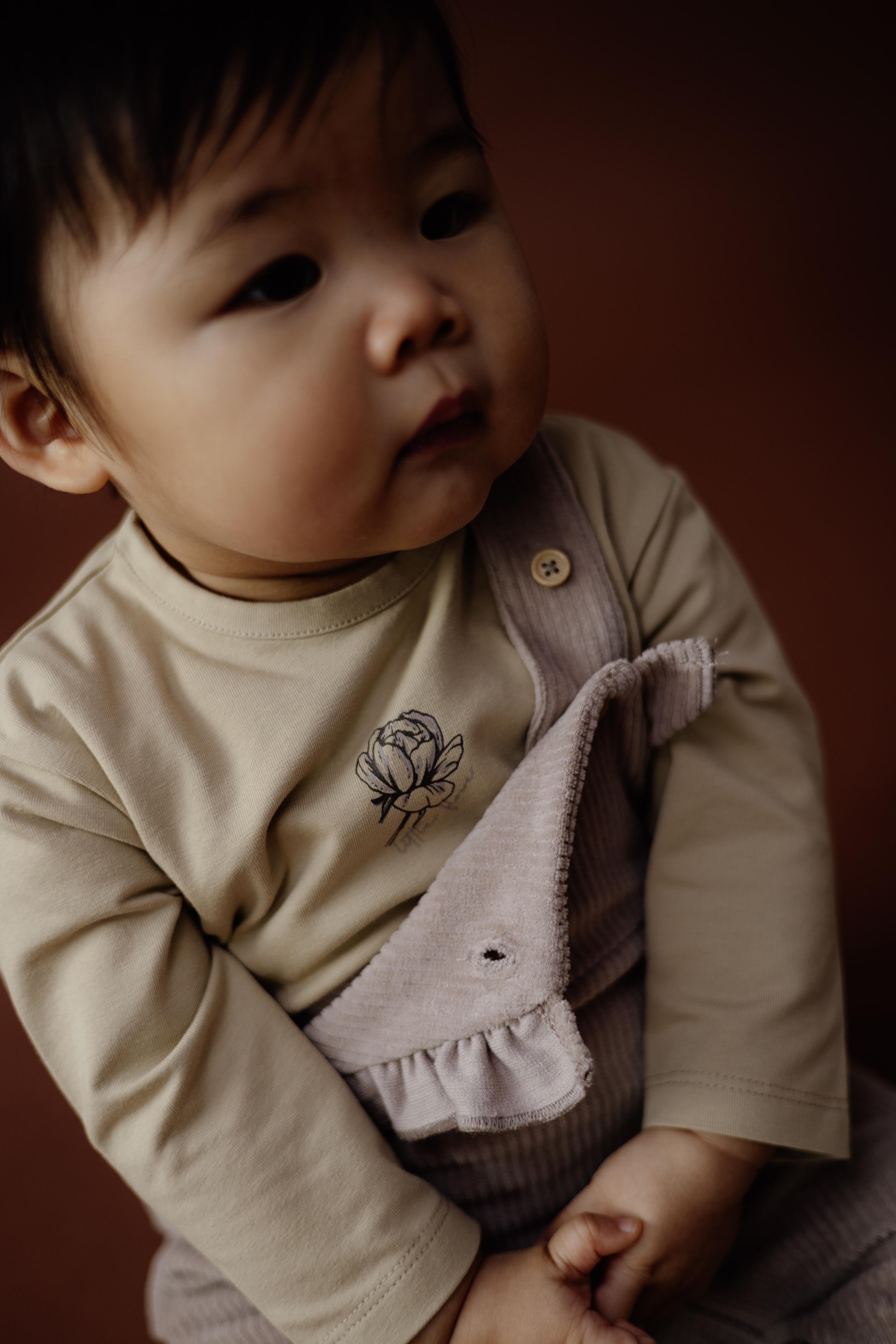Zachtgele longsleeve met borstborduursel | Beige