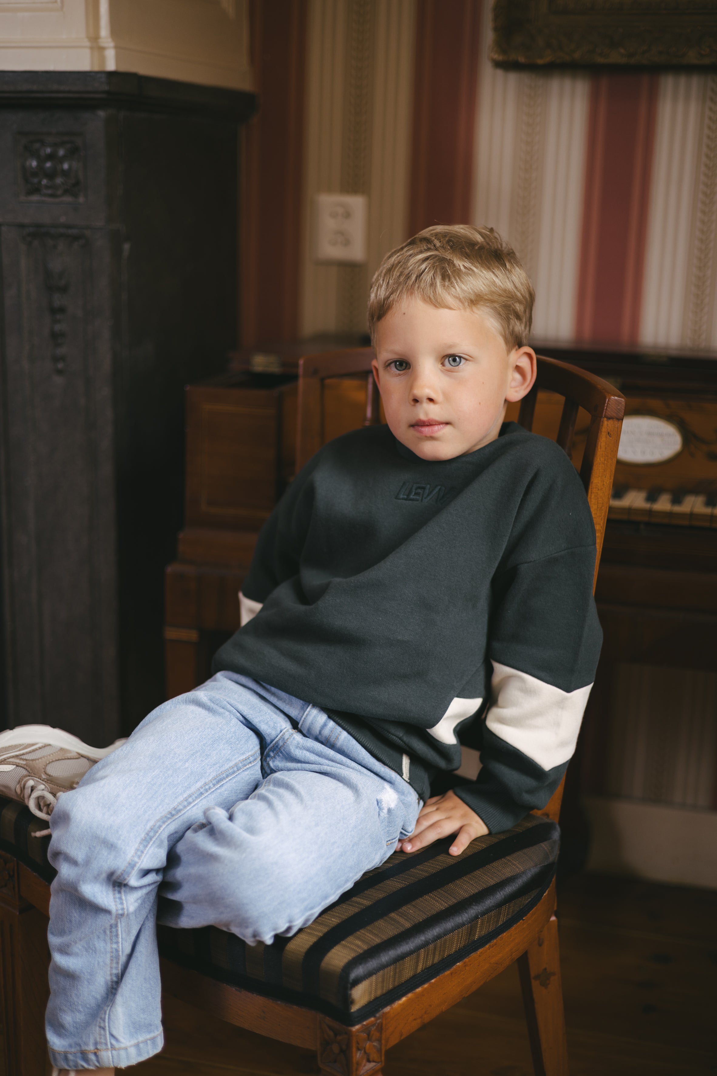 Donker antraciet sweater met kleurvlakken | Night Blue