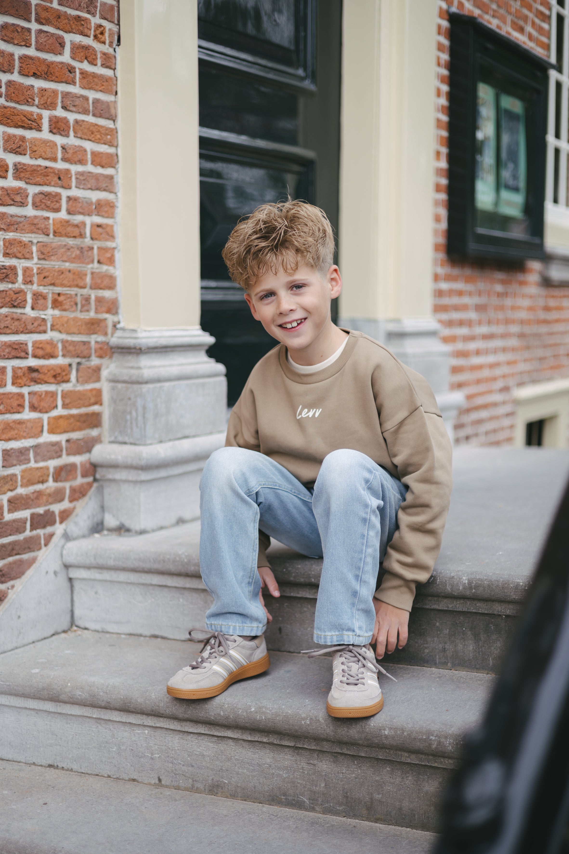 Camelkleurige sweater met tekstprint | Dark Sand