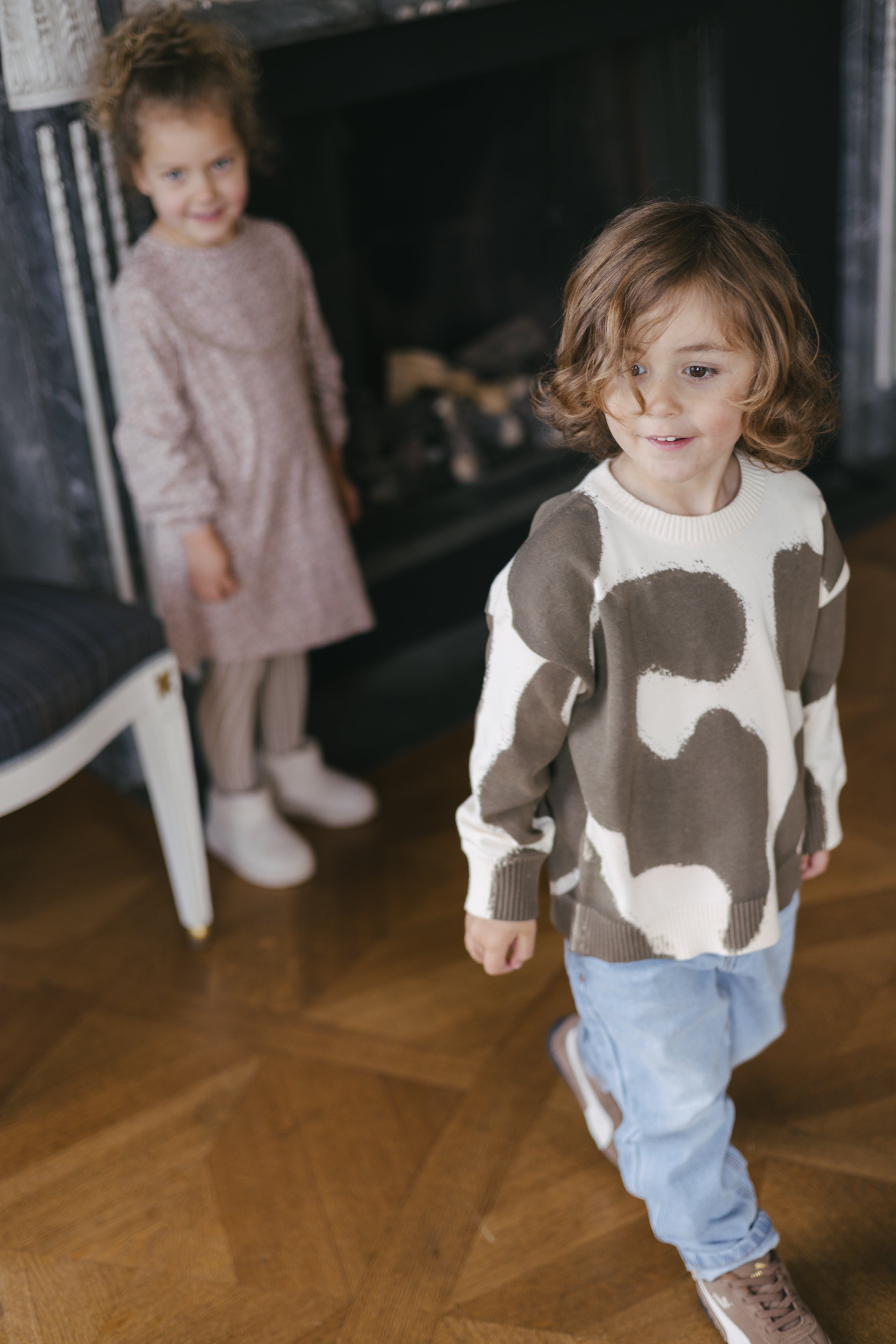 Ecru sweater met bruine all-over print | AOP Taupe Sketch