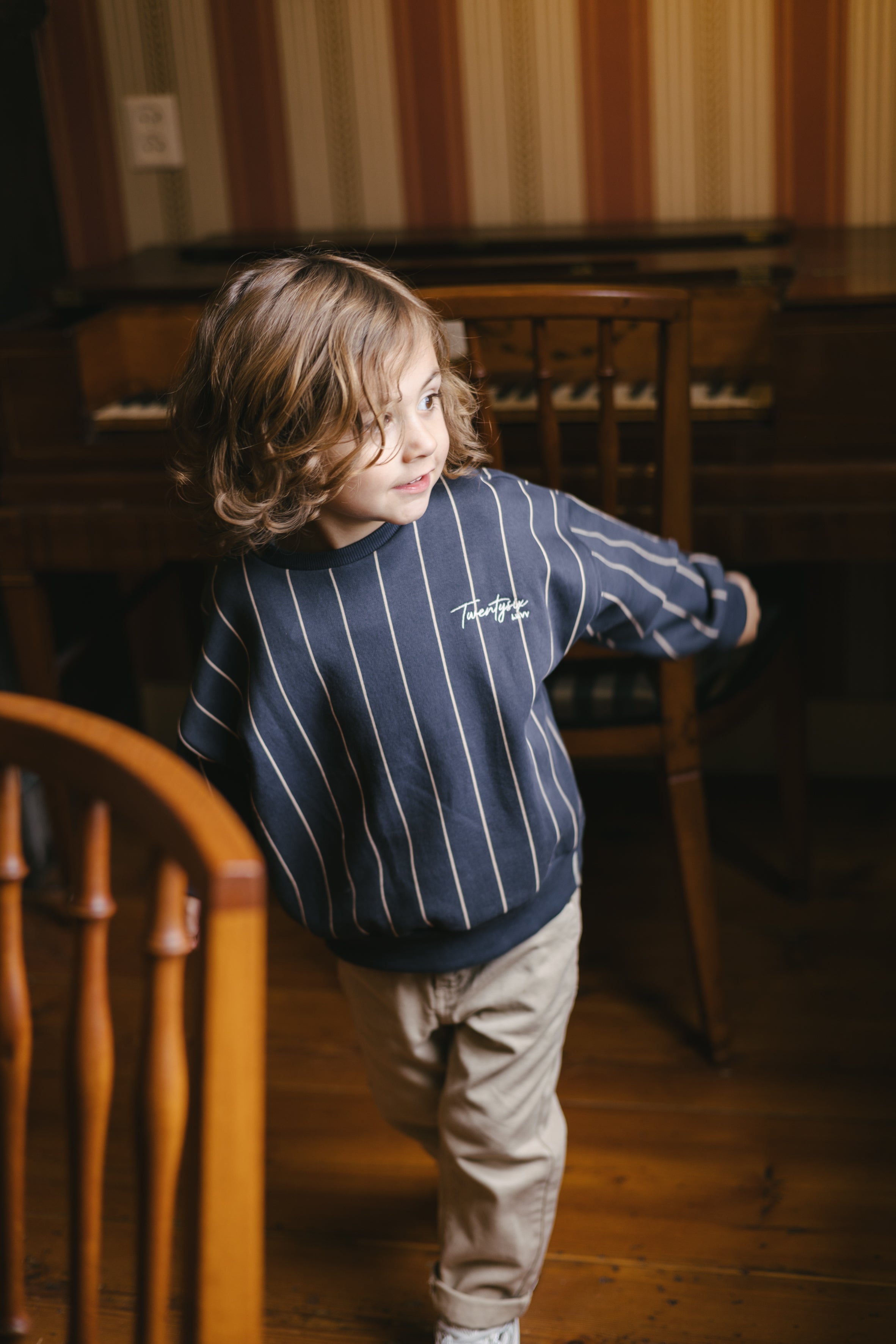 Donkerblauwe sweater met krijtstrepen | AOP Blue Stripe
