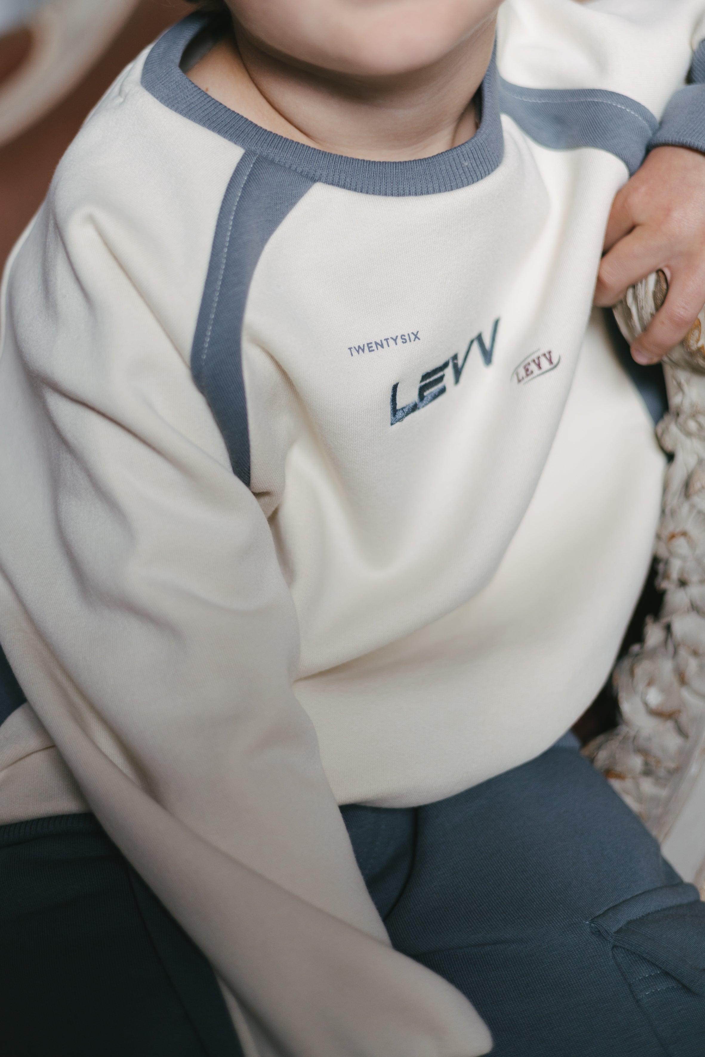 Ecru sweater met blauwgrijze vlakken | Cotton Cream