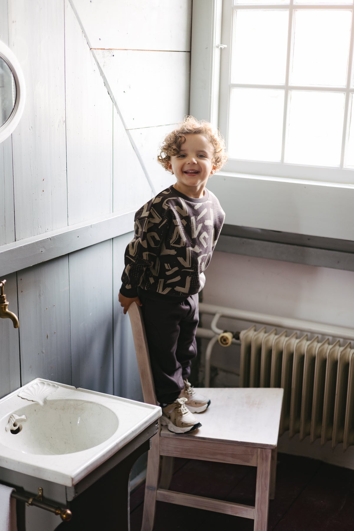 Donkerbruine sweater met all-over logo | AOP Grey Graphic