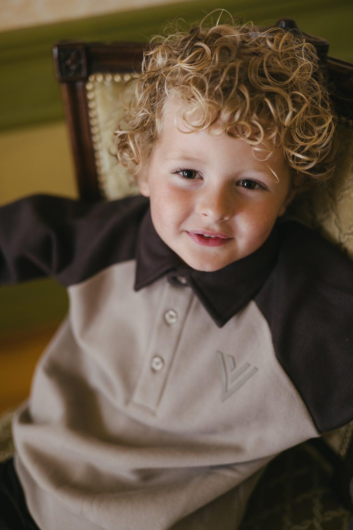 Lichtbeige sweater met bruine raglanmouwen | Greige