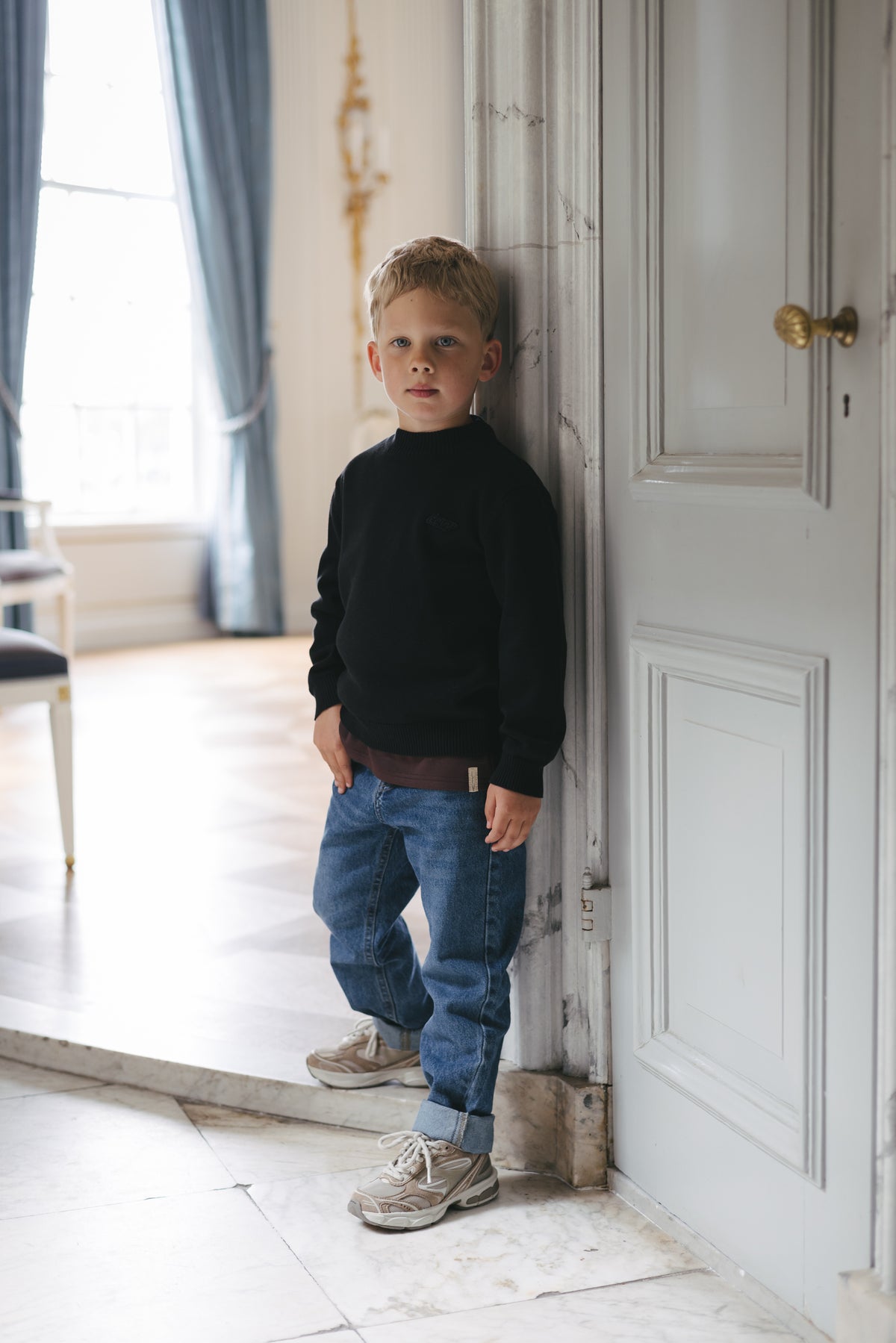 Zwarte sweater met subtiel borstlogo | Black