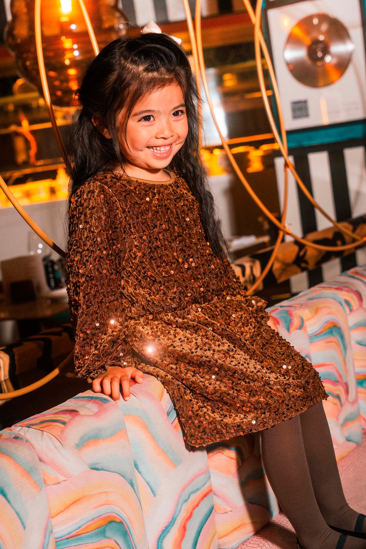 Cognackleurige paillettenjurk met lange mouwen | Brown